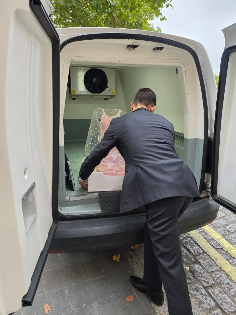 Wedding cake refrigerated delivery to the Lanesborough Hotel | Europa Xpress Ltd